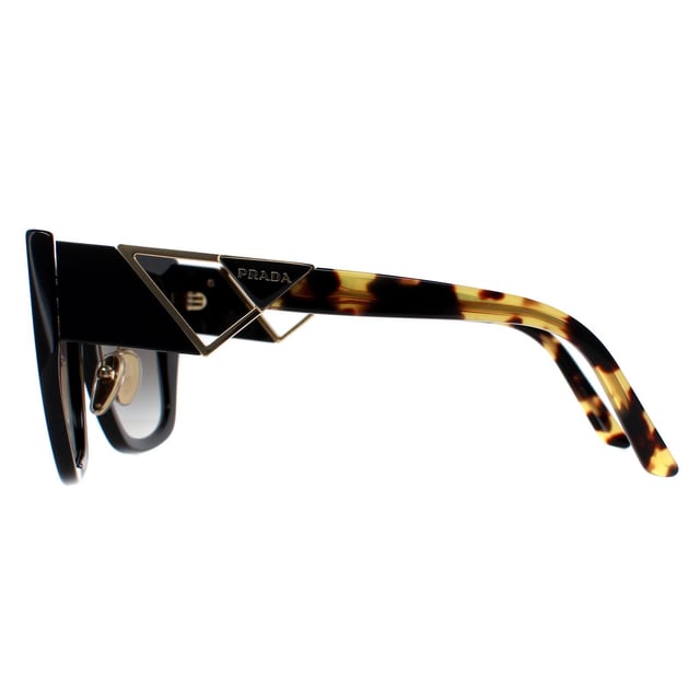 Las gafas de sol Prada PR21YS 1AB0A7 en degradado negro y gris tortuga son un elegante diseño fabricado en material de acetato de alta calidad que garantiza durabilidad y comodidad. Las plaquetas nasales de silicona ofrecen comodidad durante todo el día, mientras que las patillas están decoradas con el icónico logotipo de Prada, para mayor sofisticación. Estas gafas de sol son perfectas para cualquier ocasión, ya sea un día al sol o una salida nocturna por la ciudad.