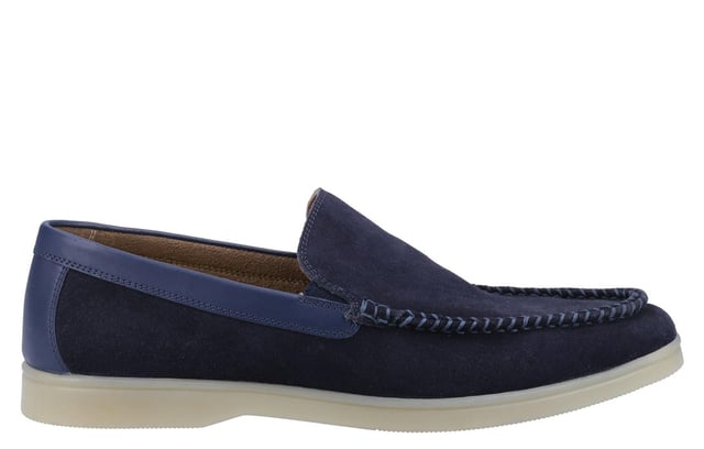 Hush Puppies Leon Leer Herenschoenen Stap in de moeiteloze zomerse stijl met de Leon klassieke instappers. Gemaakt van zacht suède met een verfijnde leren kraagdetail, voegen deze schoenen elegantie toe aan je casual garderobe. Het gemakkelijke instapontwerp zorgt voor snelle en comfortabele kleding, perfect voor dagen dat je onderweg bent. Aan de binnenkant houdt een ademende textiele voering je voeten koel, terwijl de gevoerde leren inlegzool zorgt voor luxe ondersteuning. De flexibele en duurzame TPR-buitenzool biedt betrouwbare grip en duurzaamheid, waardoor de Leon instappers de ideale metgezel zijn voor avonturen in warm weer. - Suède leren bovenkant - Instapontwerp - Verhoogde hak - Gevoerde voetbed - Duurzame zool - Hush Puppies branding