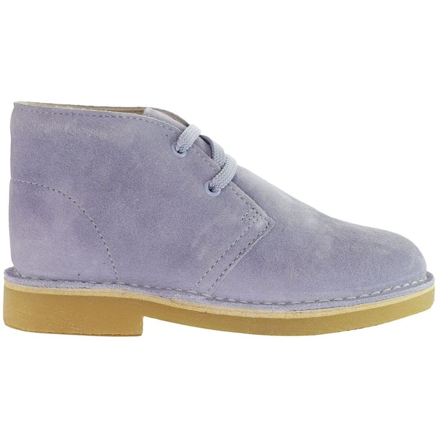 Maak kennis met de Clarks Desert Kids Blue Boots â€" een stijlvol en comfortabel schoeisel ontworpen om je kleintje vol vertrouwen te laten stappen. Gemaakt met dezelfde aandacht voor detail en kwaliteit die het merk Clarks definieert, zijn deze laarzen een perfecte mix van mode en functionaliteit voor de jongere generatie.

Belangrijkste kenmerken:

 Charmante blauwe tint:  De Desert Kids Blue Boots hebben een prachtige blauwe kleur die een speelse touch toevoegt aan de garderobe van je kind. De levendige tint is niet alleen on-trend, maar past ook gemakkelijk bij verschillende outfits, waardoor deze laarzen een veelzijdige keuze zijn voor elke gelegenheid.

 Tijdloos ontwerp woestijnlaars:   Deze kinderlaarzen zijn geïnspireerd op het iconische silhouet van de Clarks Desert Boot en hebben een tijdloos design dat trends overstijgt. De klassieke vorm en structuur zorgen voor een look die zowel stijlvol als duurzaam is, waardoor ze een betrouwbare keuze zijn voor elke jonge trendsetter.

 Duurzaam suède bovenwerk:   Deze laarzen zijn gemaakt van suède van hoge kwaliteit om de actieve levensstijl van kinderen te weerstaan. Het duurzame materiaal voegt niet alleen een vleugje luxe toe, maar zorgt er ook voor dat ze lang meegaan, waardoor ze geschikt zijn voor dagelijkse avonturen.

 Comfortabele binnenzool:   Clarks geeft prioriteit aan comfort, zelfs voor de allerkleinsten. De Desert Kids Boots hebben een dempende binnenzool die ondersteuning en comfort biedt bij elke stap. Of ze nu op de speelplaats rondrennen of naar school gaan, deze laarzen houden kleine voetjes de hele dag tevreden.

 Veilige Sluiting: De laarzen zijn voorzien van een veilige vetersluiting, voor een aanpasbare pasvorm. Deze functie zorgt ervoor dat de laarzen comfortabel aan de voeten van je kind blijven zitten, terwijl ze de flexibiliteit bieden die nodig is om actief te spelen.
