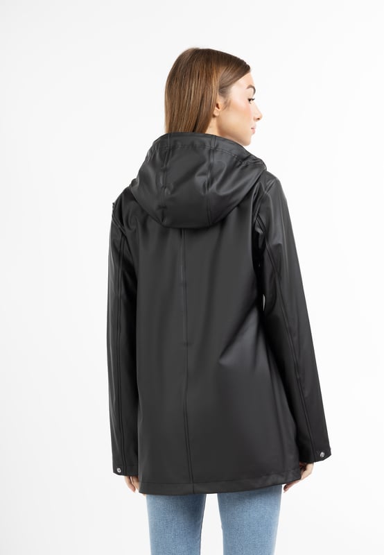 Voor natuurliefhebbers, fietsers of hondenuitlaters is een regenjack elementair. Wat goed dat myMo ook een jas in het repertoire heeft die ideale regenbescherming biedt. Het gecoate materiaal is wind- en waterdicht en is bestand tegen alle weersomstandigheden. De licht getailleerde, halflange vorm biedt met de brede capuchon en glinsterende koorden extra bescherming tegen de regen. Ook de drukknoopsluiting over de ritssluiting en de schuine klepzakken optimaliseren de jas op het gebied van weersbestendigheid.