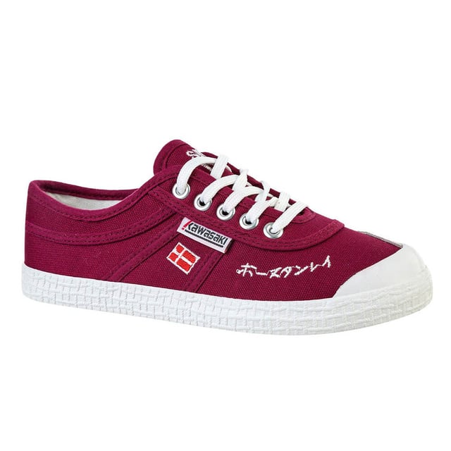 Nuestra zapatilla de lona Signature juega un papel importante en la historia de Kawasaki, y las zapatillas Signature están firmadas en japonés por Bo Stanley, el fundador de Kawasaki. Con un diseño clásico y un ajuste perfecto, ¡estás listo para salir a la calle!. Detalles del producto. Cordones regulables para un ajuste adecuado. Disponible en cuatro colores diferentes. Unisex. Zapato ligero. El zapato de cordones de corte bajo permite la rotación y la flexibilidad. Parte superior: lona y ante de vaca. Suela: RBGuía de tallas/ajuste. Si estás entre dos tallas, te recomendamos que elijas la más grande.Guía de lavado. Se recomienda no lavar el zapato.