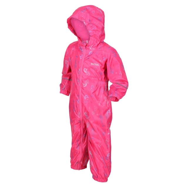 The Pobble from Regatta. The all-in-one suit features a water-repellent finish to protect from rainfall and muddy puddles. It's breathable too so nothing will get in the way of mini adventures. The print is perfect for brightening up rainy days outdoors. Material: 100% Polyester. Ref: RKW241HXD.