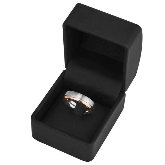 Simple, but Oho! Who says that a engagement ring has to glitter? This extravagant creation of the 1934 manufactory in 1934 does not require gemstone and inspires solely with exceptional materials and extraordinary design. The stainless steel tires in Bicolor optics are partially gilded in the trendy rose gold tone and fascinates at second glance through a narrow groove contour. Advantage: stainless steel is not only scratch-resistant and durable, but also convinces with an excellent price-performance ratio. A engagement ring for trend -conscious women - and also an eye -catcher as a bridal jewelry!