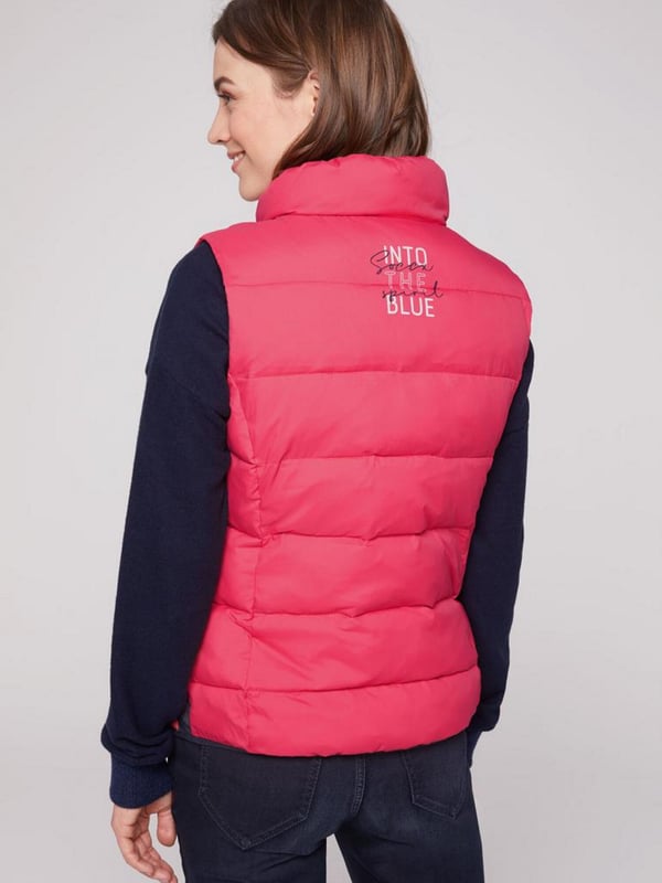 Ein schmückender Logo Print ziert die Vorderseite der Steppweste von SOCCX für Damen. Ein kleiner Print findet sich zudem auf dem oberen Rücken. Die Weste hat einen schön leichten Griff, Kontraststreifen an den Seiten und einen elastischen Abschluss am Saum. Und sie ist mit praktischen Reißverschlusstaschen ausgestattet. Sehr angenehm zu tragen, bequem und sportlich zugleich geschnitten. Lässt sich mit vielen Kleidungsstücken kombinieren.