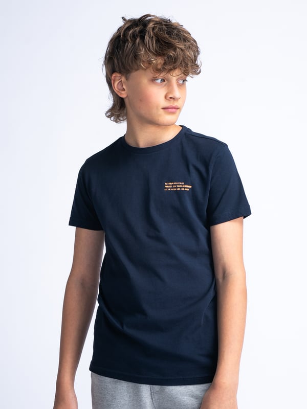T-shirt met ronde hals en korte mouwen. Het T-shirt heeft een Petrol logo op de borst en rug. Gemaakt van 100% katoen. Verkrijgbaar in verschillende kleuren. Twijfel je tussen twee maten? Kies dan de grootste maat. T-shirt met korte mouwenRonde halsPetrol logo op de borst en rug100% katoenHet model is 150 cm lang en draagt maat 152