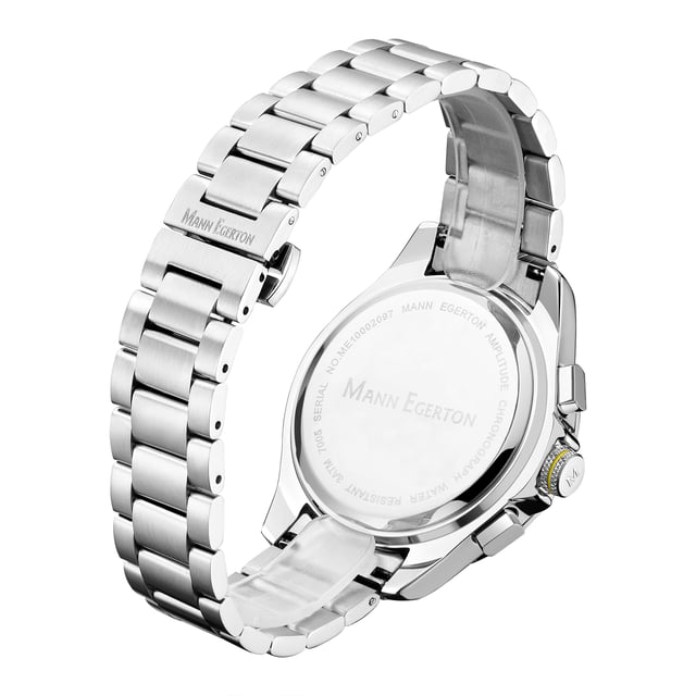 """Con una experiencia basada en la ingeniería eléctrica, el reloj para hombre Mann Egerton Hand Assembled Carr Amplitude Steel de edición limitada rinde homenaje al diseñador del famoso Type H, que contaba con una flotabilidad extra gracias a unos flotadores fijados al fuselaje. Una idea revolucionaria y perfecta para los aviones de transporte marítimo, sin la cual no se habrían producido desarrollos posteriores, y el éxito de la empresa nunca se habría materializado de la forma que la diferenció de sus contemporáneos. 

Su movimiento cronógrafo de cuarzo Seiko incluye segundos, minutos, fecha y un contador de 1/10 de segundo que destaca la excepcional precisión necesaria para identificar la flotabilidad adecuada. Esto alude a las comunicaciones vitales que tenían lugar entre el piloto del Type H y la cabina de control, y los números de estilo aviador, incluido el triángulo en la posición de las 12, hacen referencia a su conexión con el vuelo de altura. Su anillo taquimétrico capitular hace referencia a los múltiples viajes, permitiendo medir la velocidad en función del tiempo y la distancia. 

El fondo de caja de acero inoxidable grabado con el logotipo de Mann Egerton y el brazalete de acero inoxidable demuestran una consistencia excepcional que imita las reconfortantes olas que experimentan los pilotos antes de emprender el vuelo.
""
"
"""Movimiento cronógrafo de cuarzo Seiko
Segundos, minutos, fecha y contador 1/10
Anillo taquimétrico
Manecillas luminosas
12 horas analógicas 
Sumergible 30m
Cristal mineral resistente a los arañazos
5 años de garantía
Chapado IP sin níquel e hipoalergénico 

Tamaños y pesos
Caja