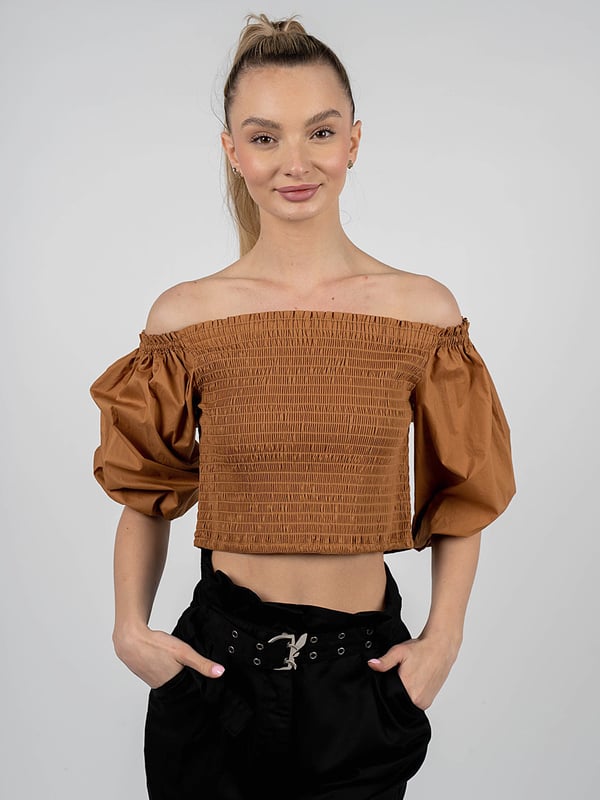 Crop Top
Corte ajustado
Estilo español
Bordes rematados con elástico
Mangas abullonadas 3/4
Adornado con pliegues
Etiqueta de marca en dorado en la nuca
Hecho de algodón de alta calidad