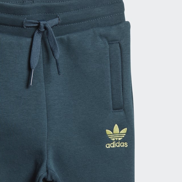 Your little one was born to explore. This infants' crew set was made to keep them comfy on every adventure. Fleece fabric cradles them in softness from head to toe. Trefoils on the front and side keep the look authentically adidas.adidas' cotton products support more sustainable cotton farming.  - Regular fit - Sweatshirt: Ribbed crewneck with button placket (up to size 86) - 70% cotton, 30% polyester (recycled) - Sweatshirt: Ribbed cuffs and hem - Pants: Medium rise - Pants: Drawcord on elastic waist - Supports the Better Cotton Initiative - Pants: Side pockets  Shipped by adidas