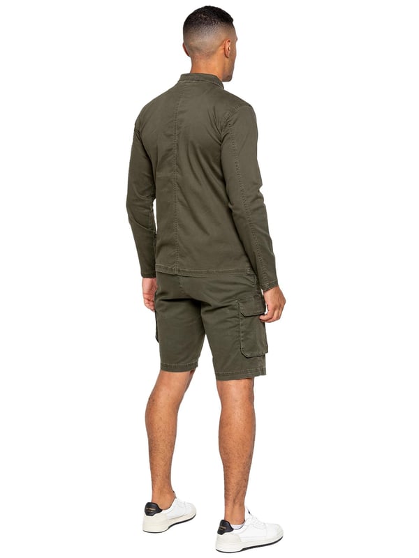 Conjunto de ropa Enzo Mens Cargo. Manga larga, cremallera, cuello, sobrecamisa carga. Dos bolsillos de carga planos delanteros con cierre Velcro. Dos bolsillos laterales. Adornos cosidos en mangas y dobladillo. Conjunto completado con pantalones cortos de carga. Cintura elástica con cordón ajustable. 5 Diseño de bolsillo. 2 bolsillos laterales, 2 bolsillos cargo con cierre Velcro. Bolsillo trasero único con costura. Media altura, pantalones cortos de ajuste regular.