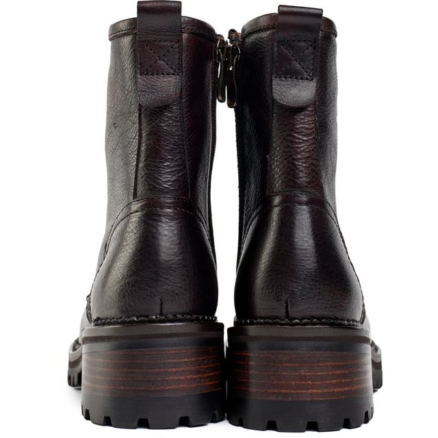 Abraza tu estilo inteligente con un toque rudo. Las botas de tobillo con cordones de Sole Crafted Stitch cuentan con una parte superior de cuero premium que ofrece un aspecto exclusivo y versátil. El forro de cuero de calidad abraza tus pies con comodidad, mientras que la suela durable con tacos aporta personalidad a cada paso. Ya sea que te dirijas a una noche en la ciudad o enfrentes un largo día de trabajo o en la universidad, las botas Sole Stitch añaden un toque distinguido a cualquier outfit.
