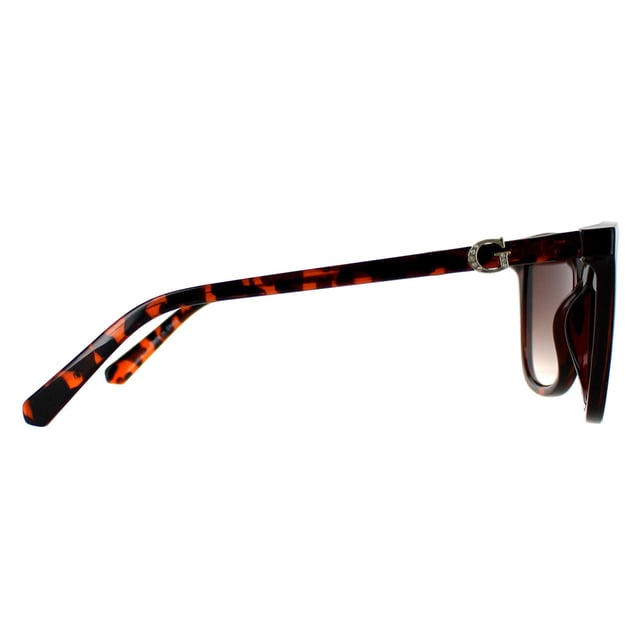 Las gafas de sol Guess Cat Eye Womens Dark Havana Brown Gradient GF0421 son una elegante montura cat eye realzada por la marca Guess, que aporta un toque atrevido a la vez que sofisticado. Fabricadas con materiales de primera calidad, no sólo ofrecen un estilo incomparable, sino también durabilidad y comodidad. Protege tus ojos de los rayos daÃ±inos con lentes de protecciÃ³n UV sin comprometer la claridad ni la visiÃ³n. Ya sea para un paseo tranquilo o para una aventura urbana chic, estas gafas de sol redefinen la sofisticación y te garantizan confianza y glamour a cada paso.