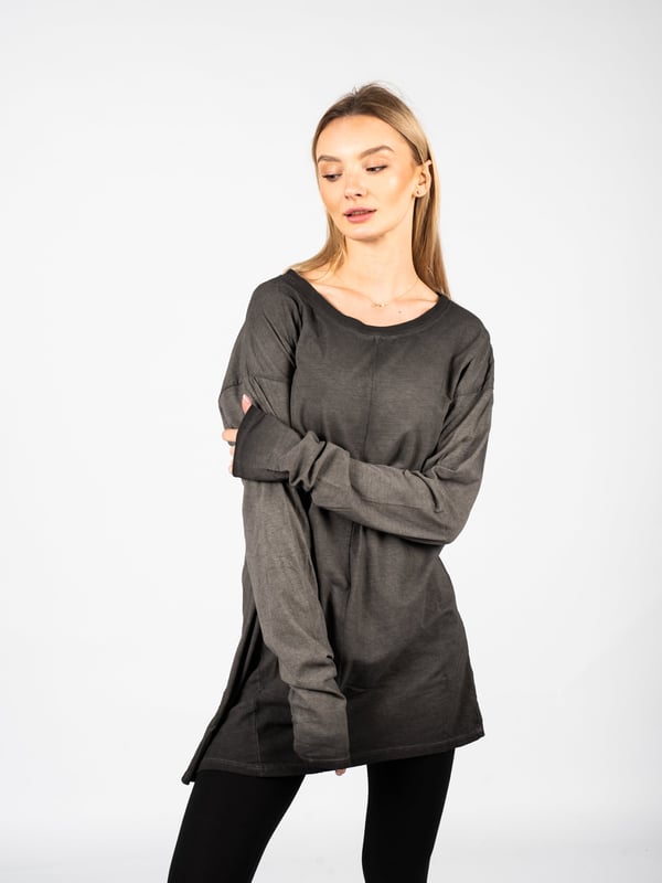 Lockerer Schnitt
Unisex
Mit rundem Ausschnitt
Mit Zierstichen
Material wurde gewaschen und gefärbt (dyed)
Aus hochwertigem Stoff gefertigt
Hergestellt in Italien