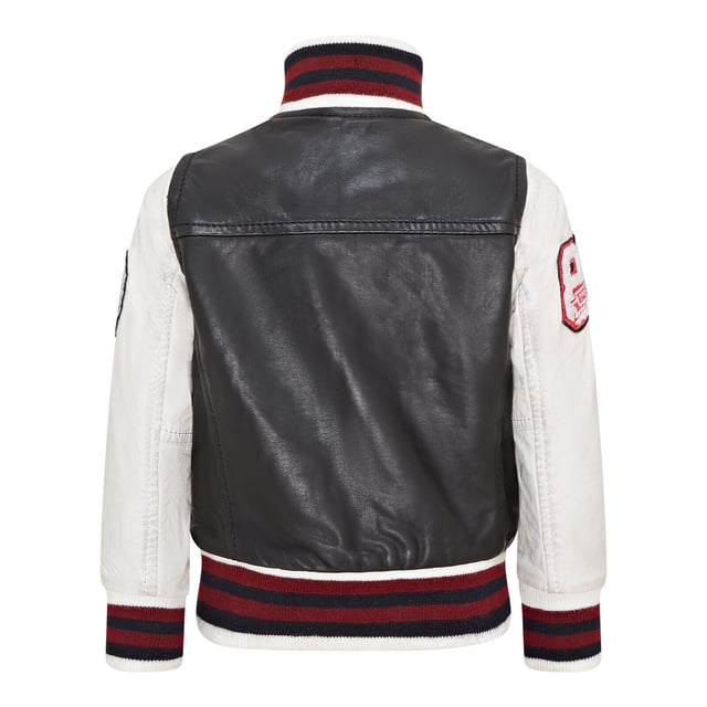 Maak kennis met het unisex leren honkbaljack voor kinderen, een perfecte mix van klassieke varsitystijl en modern vakmanschap. Dit Letterman-bomberjack heeft contrasterende mouwen en een gestreepte gebreide geribde kraag, tailleband en manchetten voor een tijdloze atletische look. De drukknoopsluiting aan de voorkant en geborduurde merklogopatches op de borst en mouwen voegen een vleugje authenticiteit en flair toe. Ontworpen met het oog op functionaliteit, heeft hij twee steekzakken in de taille en twee paspelzakken aan de binnenkant voor je essentiële spullen. De inzetstukken aan de achterkant van de jas zorgen voor een getailleerde pasvorm en superieur comfort. Contrasterende mouwen voor een stijlvolle look Gestreepte gebreide geribde kraag, tailleband en manchetten voor een klassieke afwerking Drukknopen aan de voorkant voor gemakkelijk dragen Geborduurde merklogopatches op de borst en mouwen voor extra detail Twee steekzakken in de taille.