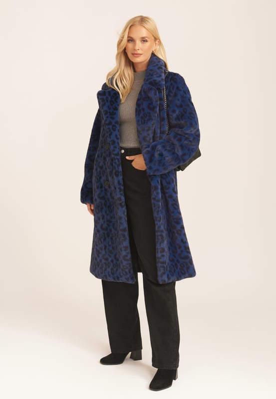 Wij stellen jullie allemaal een nieuwe look voor met een lange lijn jas van imitatiebont met luipaardprint in marineblauwe kleur, die tegelijkertijd zeer zacht, knuffelig en licht van gewicht is. Het heeft een groot kraagdetail en twee volledig gevoerde zakken met knoopsluiting. Maak je klaar voor deze winter en stijl met dit superzachte en comfortabele bontjack.