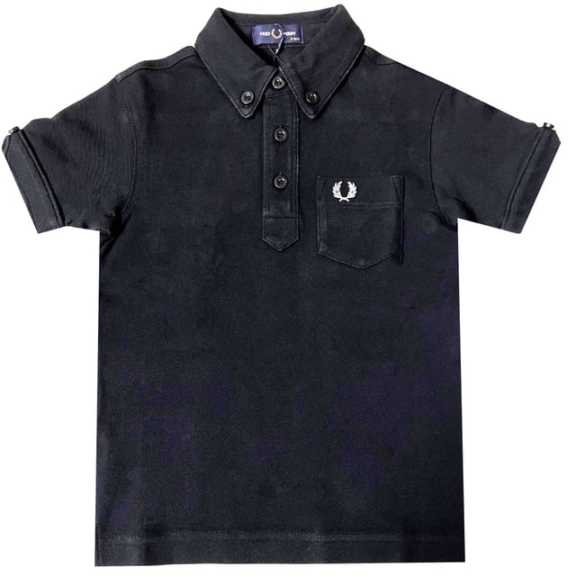 Fred Perry SY1503 102 Polo negro para niños. Polo Fred Perry negro. Bolsillo en el pecho. Cierre de botón en el cuello. 100% algodón. Estilo: SY1503 102