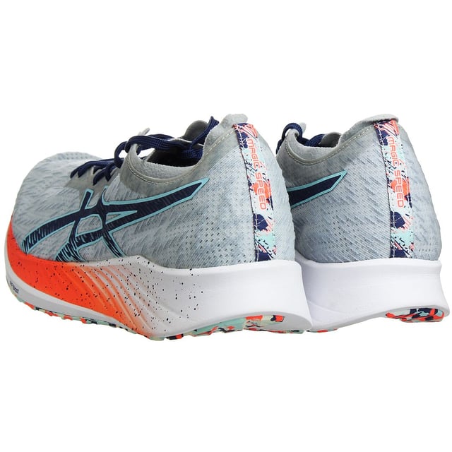Las zapatillas de running para hombre ASICS Magic Speed están diseñadas para ofrecer a los corredores enfocados en la velocidad la tecnología y las características de rendimiento que necesitan para lograr sus mejores tiempos. Estas zapatillas están concebidas para maximizar tu eficiencia al correr y propulsarte hacia adelante.

Características Clave:

Entresuela Ride Solyte: Las zapatillas Magic Speed cuentan con la entresuela Ride Solyte de ASICS, diseñada para proporcionar una amortiguación ligera y receptiva. Esta tecnología de entresuela ofrece una experiencia cómoda y de apoyo para tus carreras más rápidas.

Tecnología Guidesole: La innovadora tecnología Guidesole crea un diseño de suela rocker, optimizando tu zancada y reduciendo la pérdida de energía. Esto fomenta la propulsión hacia adelante, haciendo que tus carreras sean más eficientes y menos cansadas.

Tecnología GEL: La amortiguación GEL está incluida en la parte trasera para mejorar la absorción de impactos, reduciendo el estrés en tus articulaciones y asegurando una experiencia de carrera suave y cómoda.

Parte Superior Transpirable: La parte superior está construida con materiales transpirables que permiten una ventilación adecuada, manteniendo tus pies frescos y cómodos incluso durante carreras intensas.

Suela AHARPLUS: La suela está hecha de goma de alta abrasión ASICS (AHARPLUS) para una excelente durabilidad y agarre en diversas superficies, asegurando que tengas un agarre confiable durante tus carreras rápidas.

Cierre con Cordones: El cierre tradicional con cordones permite un ajuste seguro y personalizable, garantizando que tus pies estén bien apoyados y estables durante las carreras a alta velocidad.

Plantilla OrthoLite X-40: La plantilla extraíble OrthoLite X-40 añade una mayor amortiguación y propiedades de control de humedad para mantener tus pies secos y cómodos.

Detalles Reflectantes: La seguridad es una prioridad, y estas zapatillas incorporan elementos reflectantes para mejorar la visibilidad en condiciones de poca luz, como en carreras de temprano en la mañana o por la noche.