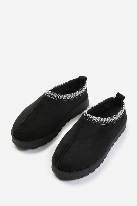 Wheres That From Womens 'Oak' Aztec Detail Faux Fur Lining Mini Boots Stay stylish and comfortable all day with our Oak Aztec Detail Faux Fur Lining Mini Boots. These boots are a perfect addition to your footwear collection.
Key Features:
Effortless Style: The sleek and minimalist design of these boots ensures that they complement almost any outfit you wear.
All-Day Comfort: Our boots are built with your comfort in mind. They feature a soft and comfortable interior lining that provides maximum comfort, ensuring you can wear them for long periods with ease.
Durable Construction: Our Low Ankle Slipper Boots are made with high-quality materials that ensure long-lasting durability. They feature a sturdy construction and reliable stitching that makes them practical and sustainable for everyday use.
Specifications:
Material: Faux Suede
Closure: Slip On
Toe shape: Round
Invest in our Oak Aztec Detail Faux Fur Lining Mini Boots for a perfect combination of style and comfort. Enjoy the joy of comfort with every step you take. Get yours today and step out with confidence and style!