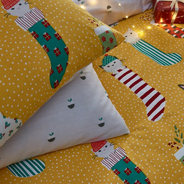 Add some personality to your Christmas décor with the meowy Christmas bedding, featuring adorable kittens inside vibrant Christmas stocking on an ochre polka dot base. The playful print continues to the reverse with a Christmas pudding design adding extra festive spirit to this duvet set. Includes 2 x pillowcases measuring 50 x 75cm.