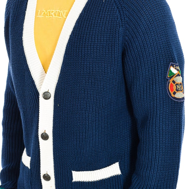 Jersey de Punto Manga Larga La Martina.  
Color Marino
Estilo clásico, para combinar con pantalones o denim.
Cierre principal de botones. 
Logo de parche en la manga.
Bolsillos deslizantes en el frontal.
Puños y bajos con acabado acanalado.
Costuras vistas a tono.

Composición:  100% Algodón.

- Lavar máximo a 30ºC.
- Planchar a media temperatura, máx. 110ºC.
- No permite usar secadora.
- No usar lejía.
- No admite el lavado en seco.