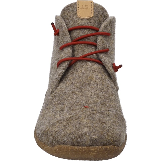 Mit dem Vinny 04 präsentiert JOSEF SEIBEL einen Hausschuh, der traditionelles Handwerk mit modernem Tragekomfort vereint. Dieser Damenschuh in Braun ist mehr als nur ein einfacher Hausschuh. Durch die Verwendung von hochwertigem Filz als Obermaterial und einer Sohle aus TR und Kork, wird nicht nur Nachhaltigkeit großgeschrieben, sondern auch Langlebigkeit und Rutschfestigkeit garantiert. Die beige Farbe der Sohle fügt sich harmonisch in das Gesamtbild ein und unterstreicht die natürliche Ausstrahlung des Schuhs. Eine besondere Erwähnung verdient die Strobel Machart, eine traditionelle Fertigungstechnik, die den Schuh besonders stabil macht und den Tragekomfort erhöht. Die Möglichkeit, die Textil-Innensohle herauszunehmen und bei Bedarf durch ein orthopädisches Fußbett zu ersetzen, bietet zusätzliche Flexibilität und individuelle Anpassung. Ob für gemütliche Stunden zuhause oder leichte Aktivitäten im Freizeitbereich - der Vinny 04 ist der ideale Begleiter für Damen, die Wert auf Qualität und Bequemlichkeit legen. Die Schnürung erlaubt eine individuelle Anpassung und sorgt für einen sicheren Halt. Als Teil der Relax-Kollektion von JOSEF SEIBEL, die für ihre Passformgarantie und erstklassige Qualität bekannt ist, steht der Vinny 04 symbolisch für Slow Fashion - eine Mode, die auf Langlebigkeit und zeitloses Design setzt, fernab von schnelllebigen Trends. Dies unterstreicht einmal mehr die Philosophie von JOSEF SEIBEL, Schuhe von höchster Qualität zu fertigen, die den Anforderungen eines bewussten und nachhaltigen Lebensstils gerecht werden.