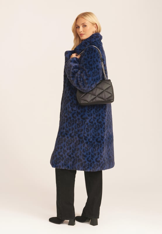 Wij stellen jullie allemaal een nieuwe look voor met een lange lijn jas van imitatiebont met luipaardprint in marineblauwe kleur, die tegelijkertijd zeer zacht, knuffelig en licht van gewicht is. Het heeft een groot kraagdetail en twee volledig gevoerde zakken met knoopsluiting. Maak je klaar voor deze winter en stijl met dit superzachte en comfortabele bontjack.