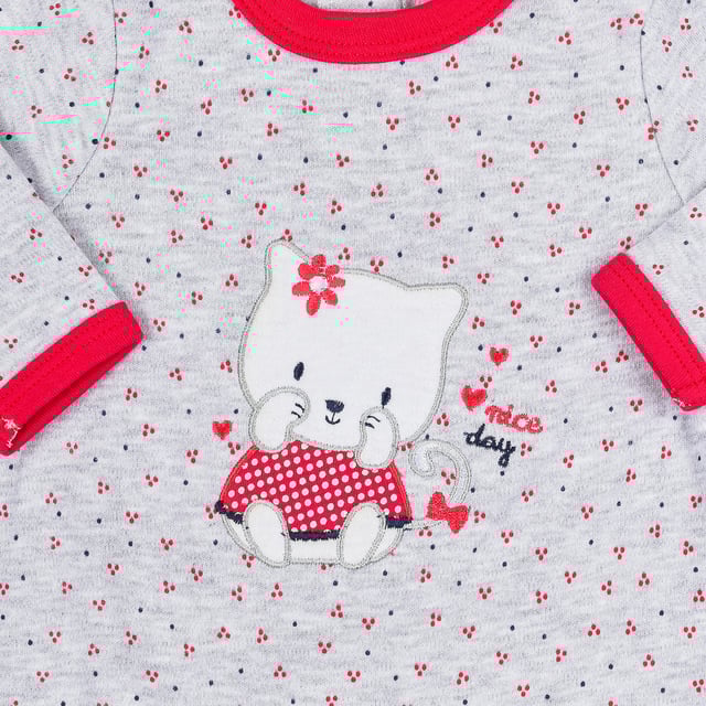 Pelele de bebé en algodón estampado.
Cuello redondo.
Manga larga.
Cuello y puños con acabado acanalado.
Cierre de corchetes en la parte trasera y en la entrepierna.
Detalle de bolsillos en el frontal.
Costuras vistas a tono.
 Composición: 98% Algodón, 2% Viscosa
 Cuidados:
Instrucciones de lavado:
- Lavar máximo a 30ºC.
- Plancharmáximo a 110ºC.
- No permite usar secadora.
- No usar lejía.
- No admite el  lavado en seco.