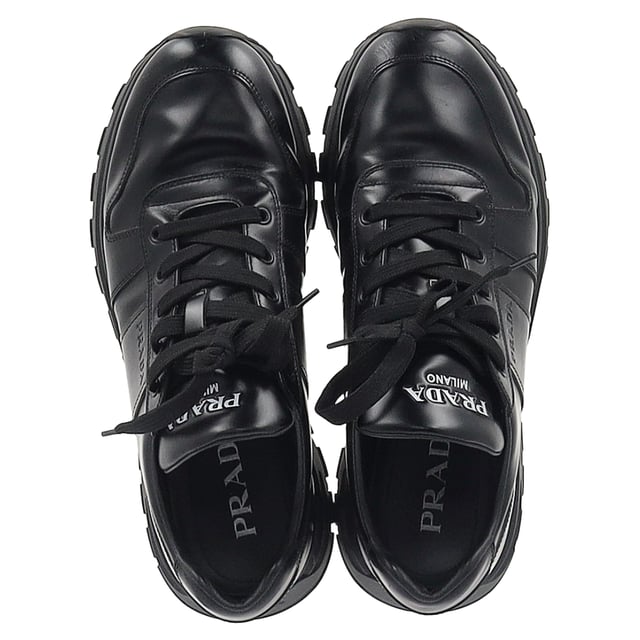 Prada Prax 01 Schnür-Low-Top-Sneaker aus schwarzem Kalbsleder VINTAGE, UVP WIE NEU
Gönnen Sie sich Luxus mit den Prada Prax 01 Schnür-Low-Top-Sneakern aus elegantem schwarzem Kalbsleder. Diese stilvollen Sneakers vereinen mühelos Komfort und Raffinesse und verfügen über ein klassisches Schnürdesign, das sie sowohl für lässige Ausflüge als auch für einen schicken Streetstyle perfekt macht. Das hochwertige Kalbsleder sorgt nicht nur für einen anspruchsvollen Look, sondern garantiert auch Langlebigkeit und Komfort für ganztägiges Tragen. Mit ihrer minimalistischen Ästhetik und Pradas charakteristischer Handwerkskunst sind diese Low-Top-Sneaker eine vielseitige Ergänzung Ihrer Garderobe. Kombinieren Sie sie mit alles von eleganten Hosen bis zu Ihren Lieblingsjeans für einen gepflegten, aber lässigen Look.
Prada Prax 01 Schnür-Low-Top-Sneaker aus schwarzem Kalbsleder
Zustand: Sehr gut
Gebrauchsspuren: Leichte Abnutzungen, leicht getragen, aber sehr gut gepflegt. Kleine Markierungen an der Sohle & Faltenbildung, leichte Kratzer an der Sohle und den Fersen.
Verpackung: Keine
Farbe: Schwarz
Material: Leder | Kalbsleder
Größe: UK6.5/FR40/US7.5
Maße: Absatzhöhe: 50; Innensohlenlänge: 290
SKU: MRPPUGBSH397639M