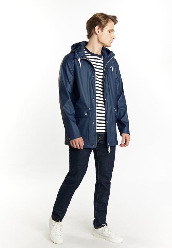 Mit dieser Schmuddelwedda Regenjacke machen Sie auch bei ungemütlichem Wetter eine gute Figur. Gefertigt aus einem modernen, nachhaltig recycelten Polyester, können Sie auf das beschichtete wasser- und winddichte Material vertrauen. Dafür sorgt auch der verdeckte Reißverschluss, die verstellbare Kapuze mit Stehkragen sowie die versiegelten Nähte. Ergänzt wird das Design durch die aufgesetzten XL-Pattentaschen, eine Innentasche sowie durch den typischen Seemanns-Print auf der Brust.  Regenjacke