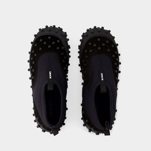 Dies sind die Millechiodi Sneakers von Sunnei, wo avantgardistisches Design auf zeitgemäßen Komfort trifft. Diese Sneakers verbinden mühelos einen avantgardistischen Stil mit moderner Praktikabilität, wobei das einzigartige Detail mit mehreren Schnürsenkeln für einen Hauch von Individualität sorgt. Für einen originellen Stil kombinieren Sie sie mit einer weiten Hose und einem übergroßen Grafik-T-Shirt. Diese unerwartete Kombination schafft einen topmodischen Look, der sich perfekt für einen Besuch auf statement bei der Eröffnung einer Kunstgalerie oder auf einer angesagten Party eignet. Sunnei Die Millechiodi Sneakers von brand's verdeutlichen das Engagement der Marke für Qualität und Mode, indem sie Ihnen eine unverwechselbare und vielseitige Wahl bieten, die mühelos modernen Charme mit Komfort und Eleganz vereint. Gehen Sie selbstbewusst und mit Ihrem persönlichen Sinn für Stil in diesen ikonischen Sneakers aus dem Haus und unterstreichen Sie Ihr einzigartiges Modebewusstsein. Farben: Schwarz - Black. Hauptmaterial: polyamide. Material Sohle: Gummi. Verschluss: einfach reinschlüpfen. Form der Kappe: mandel-förmig. Fällt normal aus - Sizing: Width: 10. Height: 2. Length: 26.