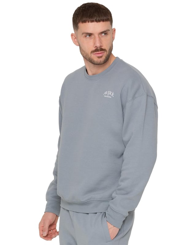 El suéter oversized para hombre Averè de Enzo Milano presenta un ajuste relajado y casual, perfecto tanto para descansar como para el uso diario. El frente muestra un discreto logotipo de Averè en el pecho. El suéter tiene mangas largas y un cuello redondo acanalado con puños acanalados, lo que le da una silueta limpia y clásica. La tela suave y el forro de felpa garantizan comodidad, mientras que el corte de hombro caído mejora el aspecto oversized. La parte trasera permanece lisa, manteniendo un estilo simple y elegante. Ideal para combinar con pantalones de chándal o jeans para un atuendo relajado.