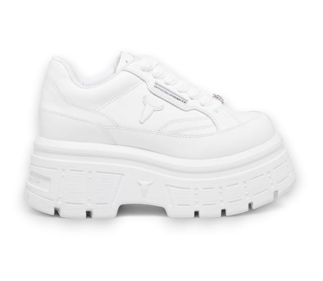 Estas zapatillas de plataforma atrevidas de Windsor Smith redefinen el estilo informal, ofreciendo una combinación perfecta de moda y comodidad. El diseño grueso crea una silueta llamativa, mientras que el detalle de cordones y el logotipo Diamante de Windsor Smith añaden un toque urbano a cualquier conjunto. Ideales tanto para looks informales como de moda. Parte superior de piel de vaca Forro sin piel Suela de cuña ligera con tacos de PU Detalle Diamante de la marca Windsor Smith Plantilla interior contorneada de PU suave Punta redondeada Altura de la plataforma: 5,6 cm Altura del tacón: 7,5 cm