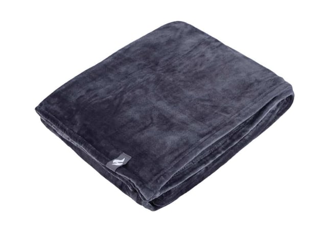 Darauf haben viele von Ihnen gewartet! Der phänomenale Erfolg der Heat Holders Socken hat zu mehreren zusätzlichen Produkten geführt, wie Mützen und Handschuhen (und dem neuen Snugover Fleece-Pullover!) und nun auch zu Wärmedecken mit all der Wärme und dem Komfort, der von der Heat Holders Technologie bekannt ist. Unsere neue Wärmedecke Heat Holders Thermal Blanket besteht aus einem luxuriös weichen, pelzähnlichen Fleece, das wir Heatweaver nennen und das vor allem mit dem Ziel entwickelt wurde, die Wärme effizient zu speichern. Deshalb hat sie eine offizielle TOG-Einstufung von 1,7 - sie fühlt sich also messbar wärmer an. Die Heat Holders Thermal Blanket ist 180 x 200 cm groß, so dass Sie sich an gemütlichen Lounge-Tagen einpacken und entspannen können! Sie ist unglaublich weich und sehr pflegeleicht, da sie vollständig in der Maschine gewaschen werden kann. Wenn die Heizkosten steigen, müssen Sie nicht frieren - holen Sie sich eine Heat Holders Thermal Blanket! Diese Decke ist vielseitig einsetzbar und passt in jeden Raum des Hauses. Sie ist auch ein perfektes Geschenk für Weihnachten oder andere Anlässe, da sie in einer Schachtel verpackt ist, um das Einpacken zu erleichtern! In der Schachtel ist außerdem ein Band um die Decke gewickelt, um sie noch besser präsentieren zu können. Erhältlich in 16 leuchtenden und klassischen Farben, so dass Sie mit Sicherheit eine finden, die zu Ihrem Zimmer passt, oder eine, die Ihnen gefällt!