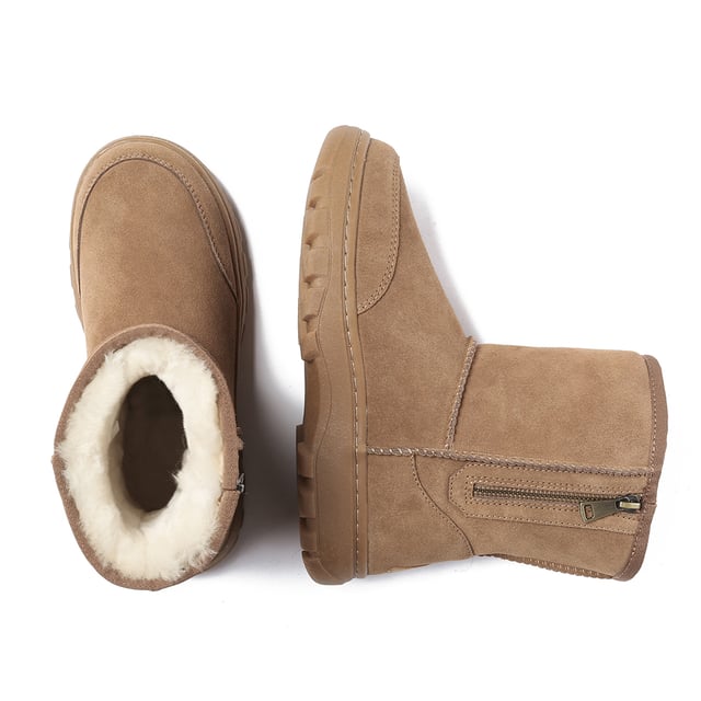 Of je nu boodschappen doet, een winterwandeling maakt of buiten geniet van een sneeuwdag, deze Starling Outdoor Boots zijn de perfecte metgezellen. Laat het winterweer je er niet van weerhouden om ten volle van het leven te genieten! Beschrijving: Bovenwerk van koeiensuède Warme voering van schapenvacht Zachte binnenzool van schapenvachtwol TPR-zool Technologieën: Water & Vlekbestendig bovenwerk Slipvaste buitenzool