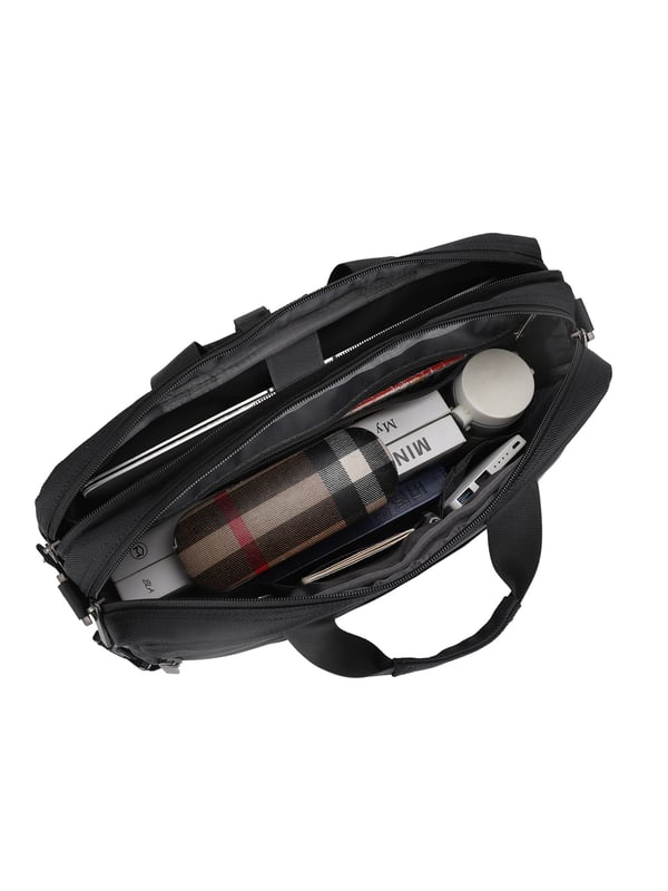 Bolso unisex. El cierre es con cremallera. Los bolsillos internos son bolsillos multifuncionales. Los bolsillos externos son dos delanteros con cremallera y uno trasero con cremallera. La bandolera es ajustable y extraíble en tejido. El asa es de tela. Hay tres compartimentos internos. El material exterior es poliéster. Internamente está forrado en poliéster. Medidas: 40,5x10x29 cm. Producto de moda