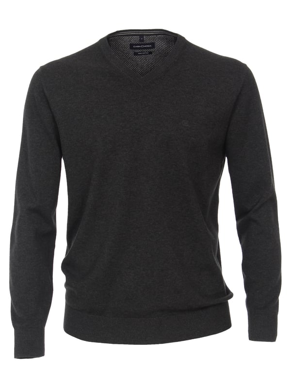 Dompel jezelf onder in een wereld van tijdloze elegantie met deze gebreide herentrui van fijn garen. Deze fijn gebreide trui belichaamt de ultieme combinatie van stijl en comfort en is meer dan alleen een kledingstuk - het is een uitdrukking van je persoonlijkheid.  Het zachte materiaal streelt je huid en biedt een ongeëvenaarde draagervaring. De normale pasvorm creëert een ontspannen elegantie die moeiteloos in je dagelijkse garderobe past. De V-hals geeft de trui een subtiele verfijning, terwijl de geribde boorden niet alleen zorgen voor een optimale pasvorm, maar ook een vleugje dynamiek en sportiviteit toevoegen.  Het geborduurde logo op de borst is niet alleen een handelsmerk, maar ook een statement van je individuele stijl. Het voegt een subtiele maar effectieve touch toe die deze gebreide trui een onmiskenbare identiteit geeft.