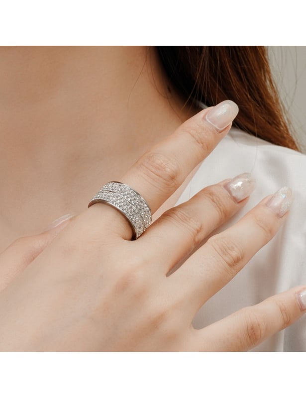 Med sin dubbla rad av bohemiska kristaller är vår Jullia ring perfekt för dig. Den kommer att få dig att skina briljant. En mycket fin presentidé.