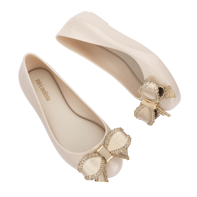 Dress your baby girl to the nines with the Mini Melissa Sweet Love IV! The maxi bow on the vamp adds a romantic twist and a delicate touch to the ballerina. Only the top of the foot is left exposed, and an extra strap with a buckle ensures a snug fit and extreme stability for your mini. The insole is notably comfortable and the color palette is to die for!