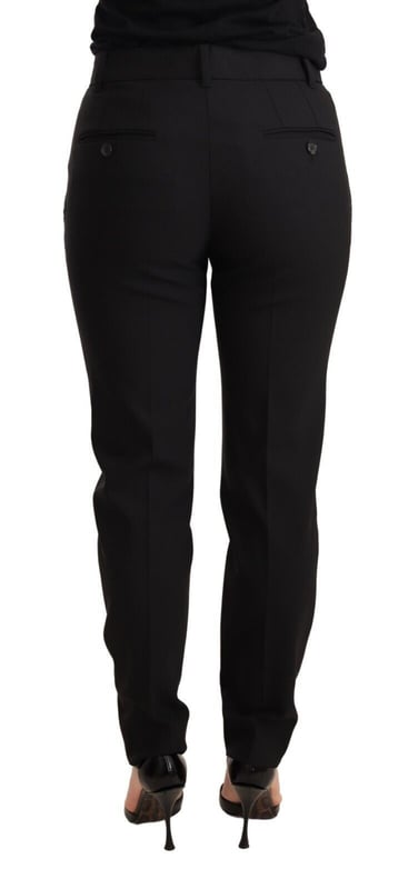 Marca: Dolce & Gabbana  
100% Auténtico  
Pantalones de cintura media  
Silueta ajustada  
Pliegues prensados  
Pantalones tapered  
Corte regular  
Material: 99% Lana Virgen 1% Elastano  
Color: Negro  
Cierre con cremallera y botón  
Detalles de logo  
Hecho en Italia  
Material: 99% Lana Virgen 1% Elastano