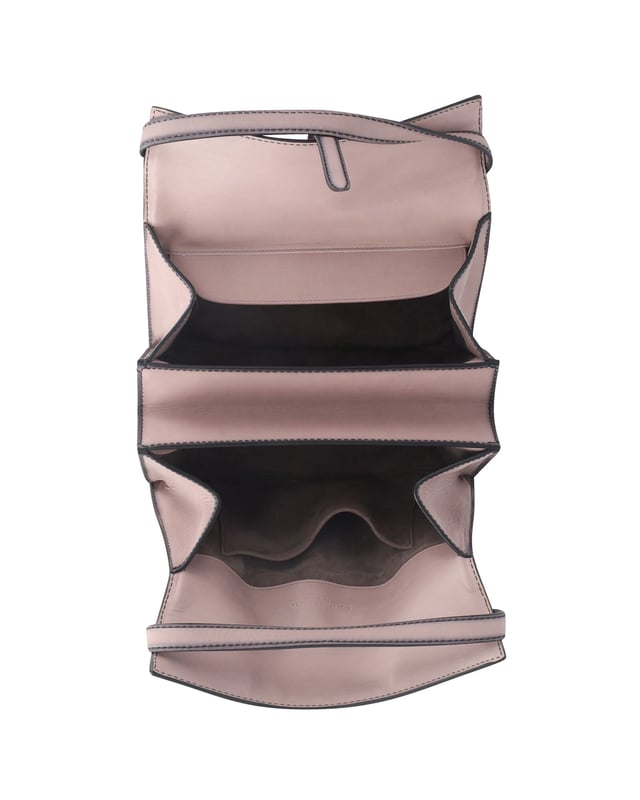 VINTAGE, RRP AS NEW
This smooth and woven calfskin tote bag from Bottega Veneta features an innovative compartment design. The double-handle stems from the top of the bag, making this compact tote easy to carry around. The accordion opening opens up to reveal a full lining with zip and open pockets for organizing essential items. Cop this classic beauty for your next every day or office bag! 
Bottega Veneta Double-Handle Woven Tote Bag in Pink Calfskin Leather
Condition: Very good with dust bag
Sign of wear: Light wear, no visible defects
Material: Calfskin leather 
Color: Pink
Size: 
WIDTH: 100 mm
LENGTH: 250 mm
HEIGHT: 200 mm
SKU: 260543