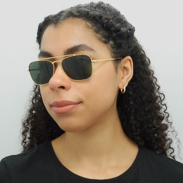 Ray-Ban Square Unisex Gold Green RB3636 New Caravan  Sunglasses are a sleek and sophisticated square silhouette that echoes retro charm with a modern twist. Crafted with precision, the metal frame offers durability and style, while the carefully selected lenses provide both clarity and UV protection. The distinct yet versatile design of the RB3636 new square sunglasses makes them a must-have accessory, elevating any ensemble with their timeless appeal and hint of modern sophistication, ideal for those seeking iconic style fused with functionality and quality craftsmanship.