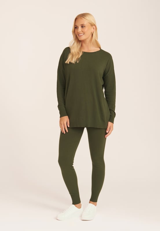 Diese khakifarbenen Soft-Touch-Leggings sind ein Grundnahrungsmittel für den Herbst/Winter und lassen sich perfekt mit übergroßen Kapuzenpullis, Grobstrick und grafischen T-Shirts kombinieren.- Hoher Bund- Gebürstete Baumwolle- Schmale Passform