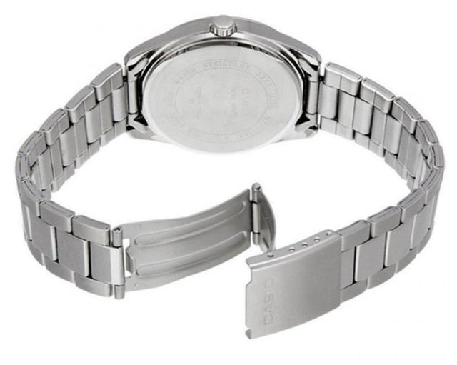 This Casio Casio Collection Analogue Watch for Men is the perfect timepiece to wear or to gift. It's Silver 38 mm Round case combined with the comfortable Silver Stainless steel watch band will ensure you enjoy this stunning timepiece without any compromise. Operated by a high quality Quartz movement and water resistant to 5 bars, your watch will keep ticking.