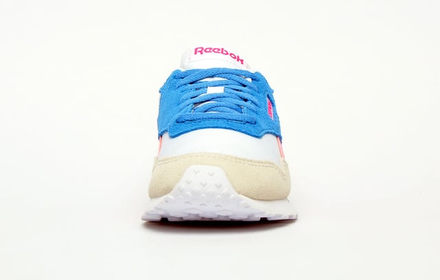 Deze heren K Swiss CR Terrati-sneakers zijn gemaakt in een klassieke marineblauwe kleurstelling om altijd een uitstekende visuele aantrekkingskracht te bieden. Met exclusieve ontwerpkenmerken voor schokabsorptie en een stevige rubberen buitenzool voo