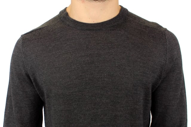 Fantastisk Costume National CNC grå rayonblandning crewnecktröja pullover  
Helt ny med taggar  
Klassisk design med rund hals  
Logodetaljer  
Tillverkad i Italien  
Materialkomposition: 90% rayon 6% acetat 4% polyester  
Inkluderar originaltaggar och påse från butiken  
Material: 90% rayon 6% acetat 4% polyester