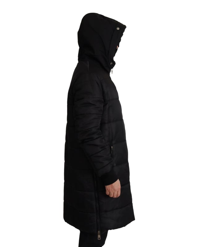 Marca: Dolce & Gabbana  
Modelo: Chaqueta parka con capucha  
Color: Negro  
Cierre de cremallera completa  
Detalles del logo  
Hecho en Italia  
Material: 80% Nylon 20% Algodón  
Forro: 100% Poliéster  
Material: 80% Nylon 20% Algodón