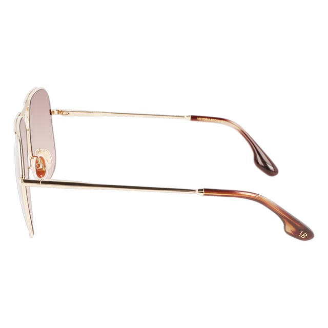 VB217S Sonnenbrille mit Metallrahmen.

 Form und Design:
 - Diese Victoria Beckham-Brille hat eine Pilotensilhouette.

 Rahmenmaterial:
 - Der Rahmen dieser Brille besteht aus Metall.
 - Die Verwendung von Metall verleiht dem Rahmen Haltbarkeit und Leichtigkeit.
 - Dadurch ist die Brille langlebig und angenehm zu tragen.

 Metallbügel:
 - Die Bügel bestehen aus Metall und Acetat.
 - Das Metall an den Bügeln macht sie leicht und angenehm zu tragen.

 Markendetails:
 - Gravur des Salvatore-Markenkürzels Victoria Beckham auf den Bügeln.
 - Diese Designelemente helfen dabei, das Modell eindeutig als Teil der Victoria Beckham-Brillenkollektion zu identifizieren.

 Gläser:
 - Die Linsen sind von hoher Qualität.
 - Diese Linsen bieten hervorragenden UV-Schutz und scharfe, klare Sicht.
 Maßnahmen: Linsenbreite: 61 mm. Brücke: 14 mm. Bügel: 140 mm.
 Komposition: Metall
 Pflege:
Verwenden Sie zum Reinigen Ihrer Sonnenbrille ein weiches, sauberes Mikrofasertuch. Diese Art von Tuch zerkratzt die Linsen nicht.
 Vermeiden Sie die Verwendung von scheuernden Reinigungsmitteln, Reinigungsmitteln, Alkohol oder Aceton, da diese Linsen und