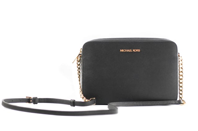 Style : Michael Kors Jet Set Large East West Crossbody Bag (Black) Matériel : Cuir Saffiano Caractéristiques : Fermeture à glissière, 2 poches intérieures, 22&#8243 ; sangle réglable, plaque MK sur le devant Mesures : 24.13cm L x 16.51cm H x 5.71cm D