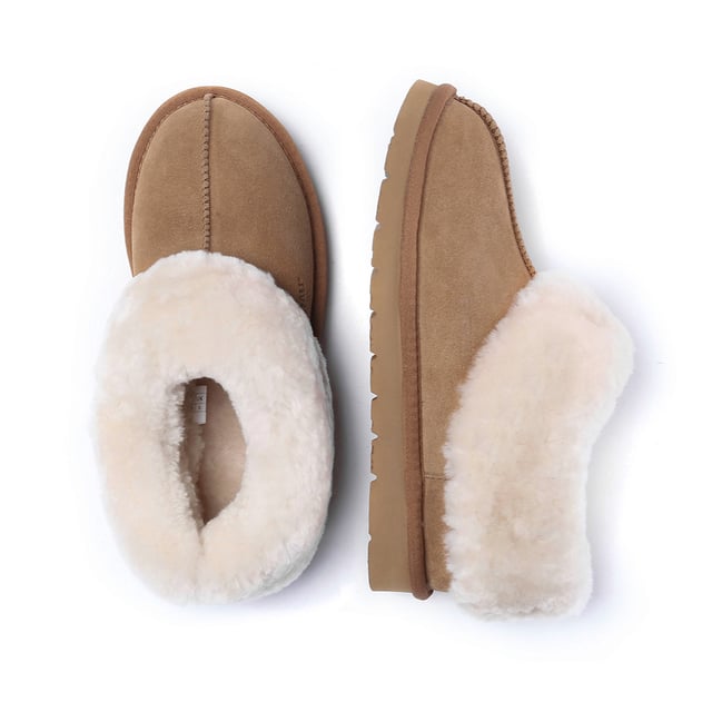 Estas acogedoras pantuflas con costura central y cuello completo ofrecen una invitación a disfrutar de una comodidad incomparable. Confeccionado con un forro y una plantilla hechos de piel de oveja, proporciona calidez transpirable para los pies fríos. Especificación: Parte superior de gamuza Forro cálido de lana de piel de oveja Plantilla de lana de piel de oveja suave Suela Eva Tecnologías: Parte superior resistente al agua Suela ligera