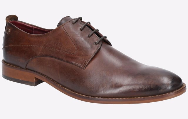 Base London Script Mens Shoes Script is a 4 lace, plain-toe derby. The non-fussy design provides the perfect style to opt with a tailored suit. Its textured rubber sole offers a confident step and simple stitching details on the high quality leather uppers ooze class.
- 4 Lace Structure- Textured Rubber Sole- Stitching detail on leather upper