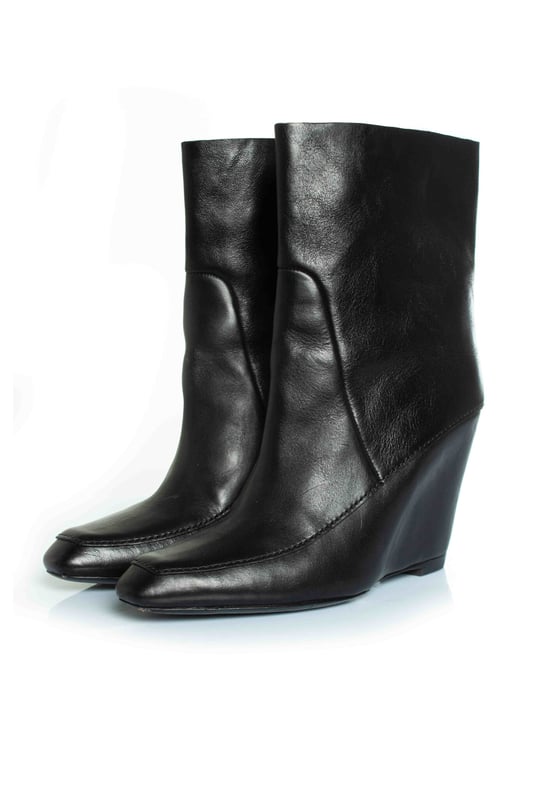 VINTAGE, RRP AS NEW
Alexander Wang, hidden platform ankle boots in black. The item is in very good condition.  CONDITION: very good condition

SIZE: 38

INSOLE MEASUREMENTS: 25 cm

HEEL MEASUREMENTS: 10 cm PLATFORM: 1 cm

SHAFT HEIGHT: 15 cm WIDTH TOP: 15 cm

MATERIAL: leather

COLOUR: blackMeasurments: